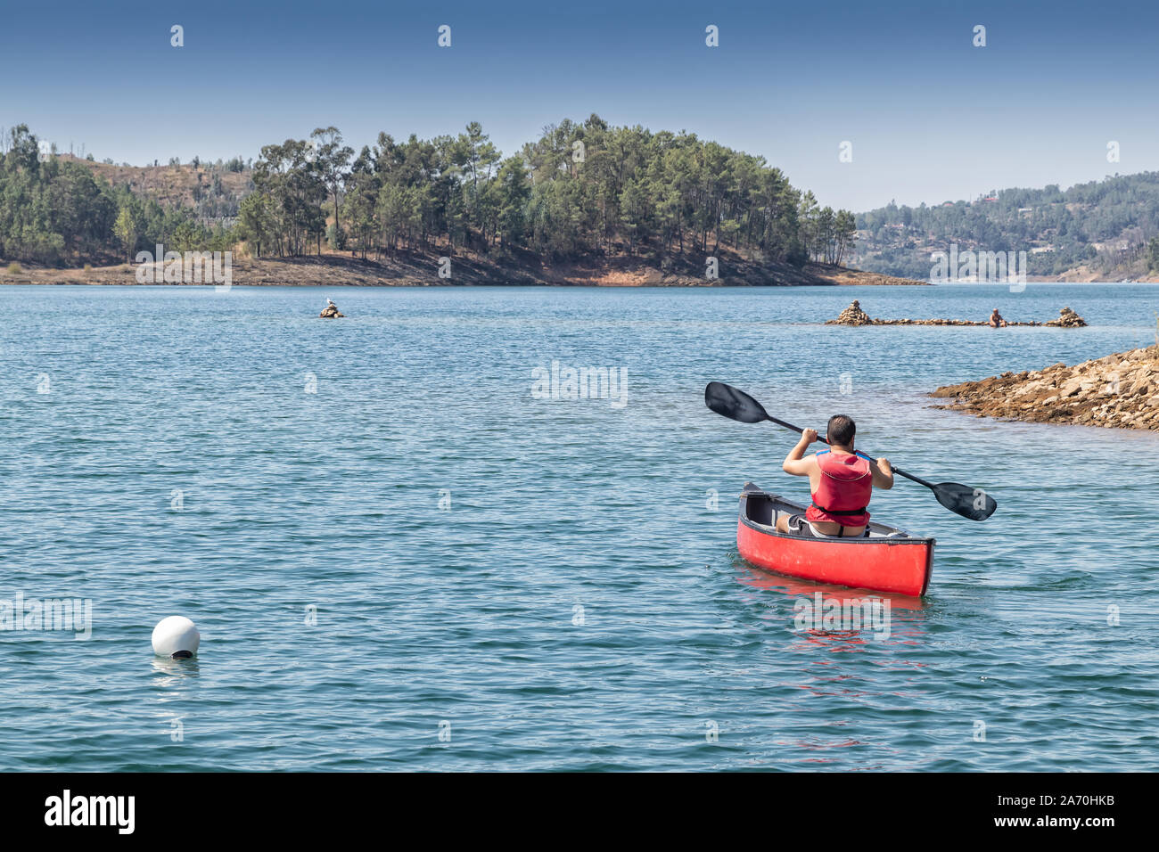 Uomo in kayak sul fiume zezere. Foto Stock