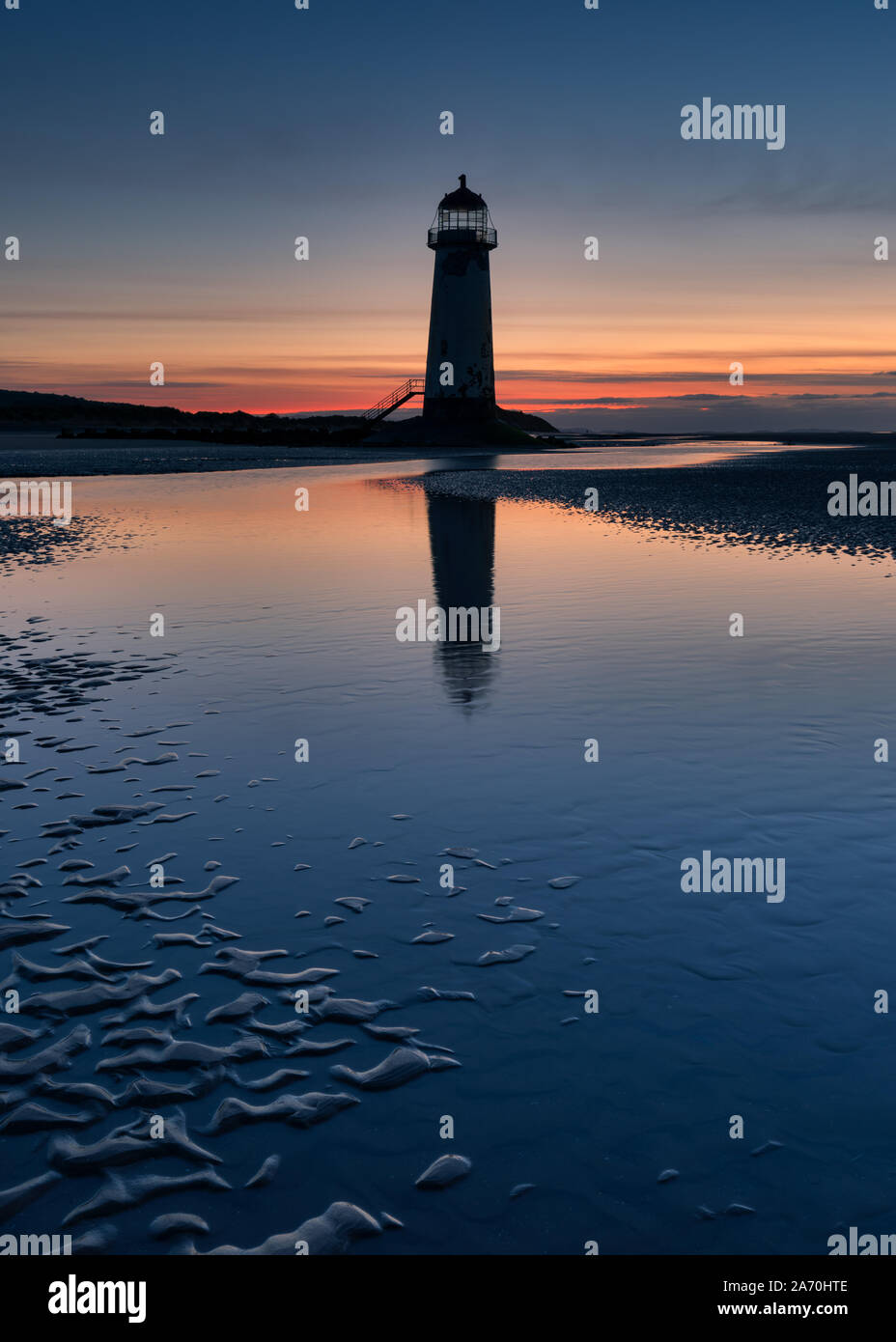 Talacre Lighthouse, il Galles del Nord, al tramonto riflesso wiith Foto Stock