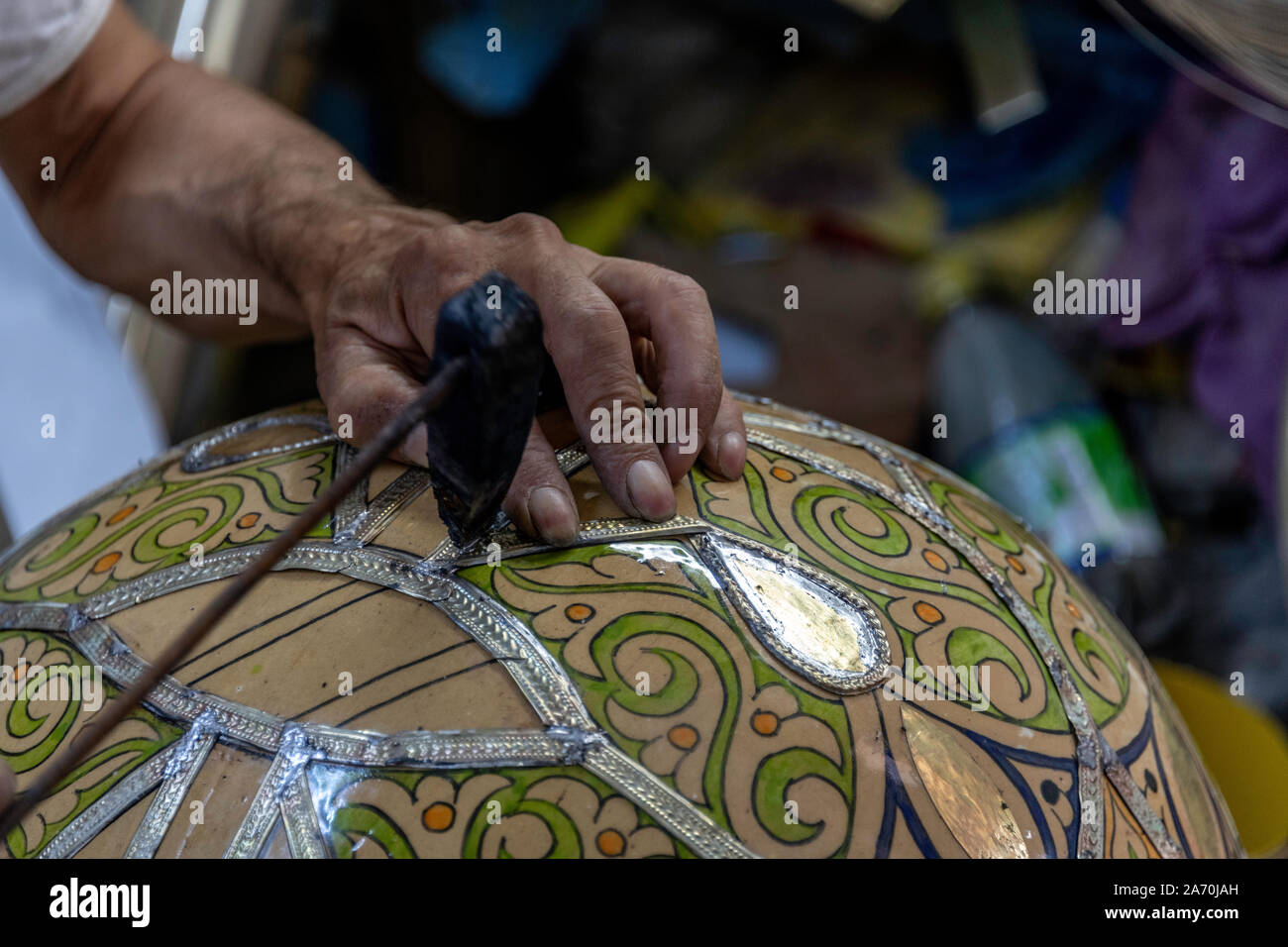 Close-up mani applicazione profilo metallico a coppa in ceramica Foto Stock