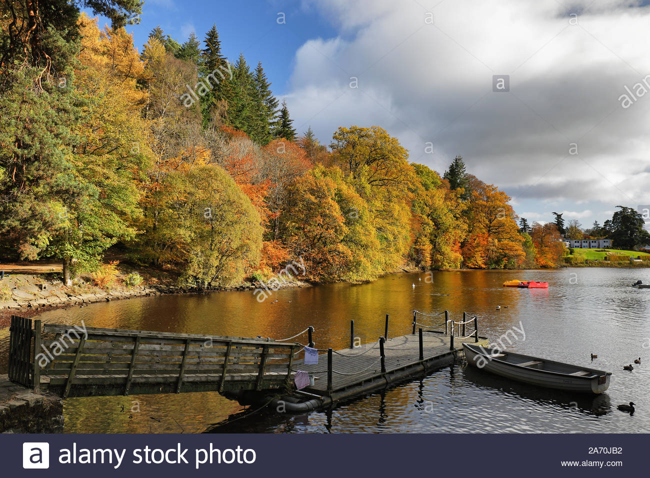 Una soleggiata giornata autunnale da Loch Faskally, Perth and Kinross, Scozia. Foto Stock