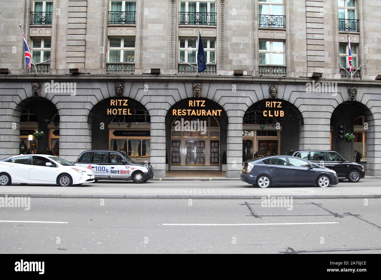 L' Hotel Ritz, il ristorante e il Club in London Mayfair, SW1, veicoli sfrecciare dal lato di Piccadilly Foto Stock