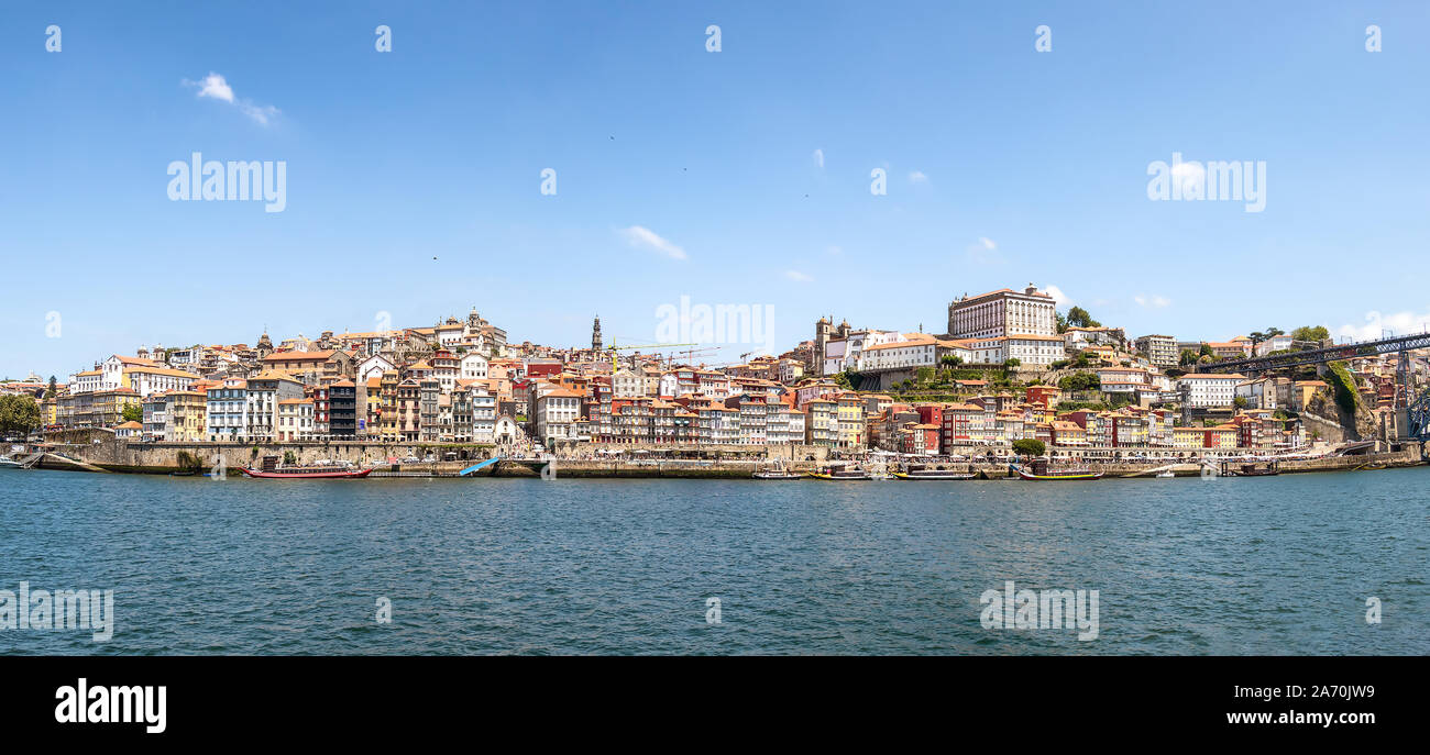 Porto, Portogallo città vecchia skyline da attraverso il fiume Douro Foto Stock Porto, Portogallo città vecchia skyline da attraverso il fiume Douro Foto Stock