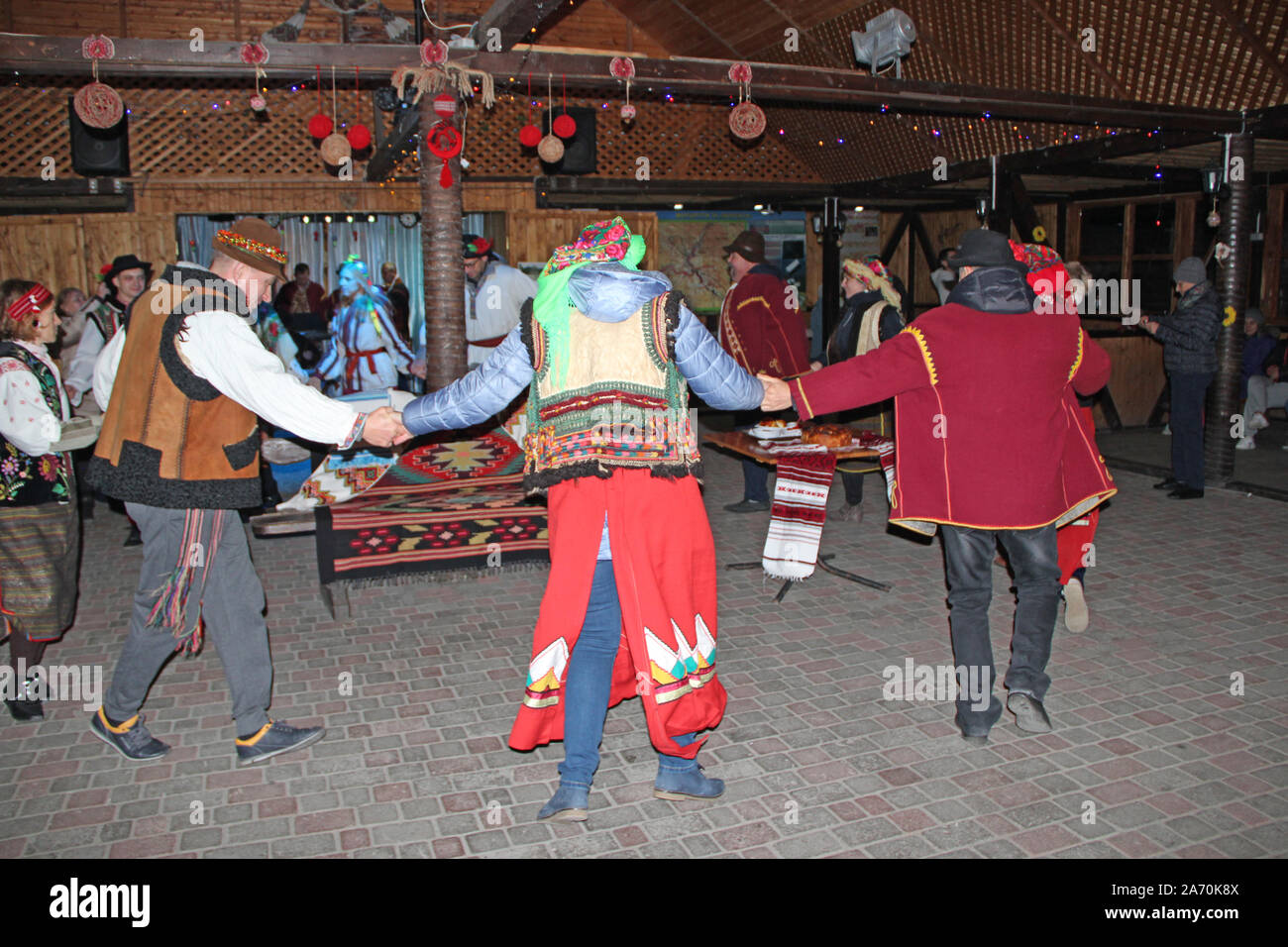 Carpazi danze folk. Tradizioni ucraine. Persone ballo folk dance in Ucraina. Donne e uomini jolly di danza tradizionale danza ucraino in Western U Foto Stock