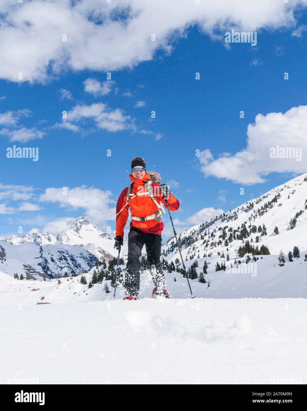 Escursioni con le racchette da neve in una bella giornata nel tardo inverno Foto Stock