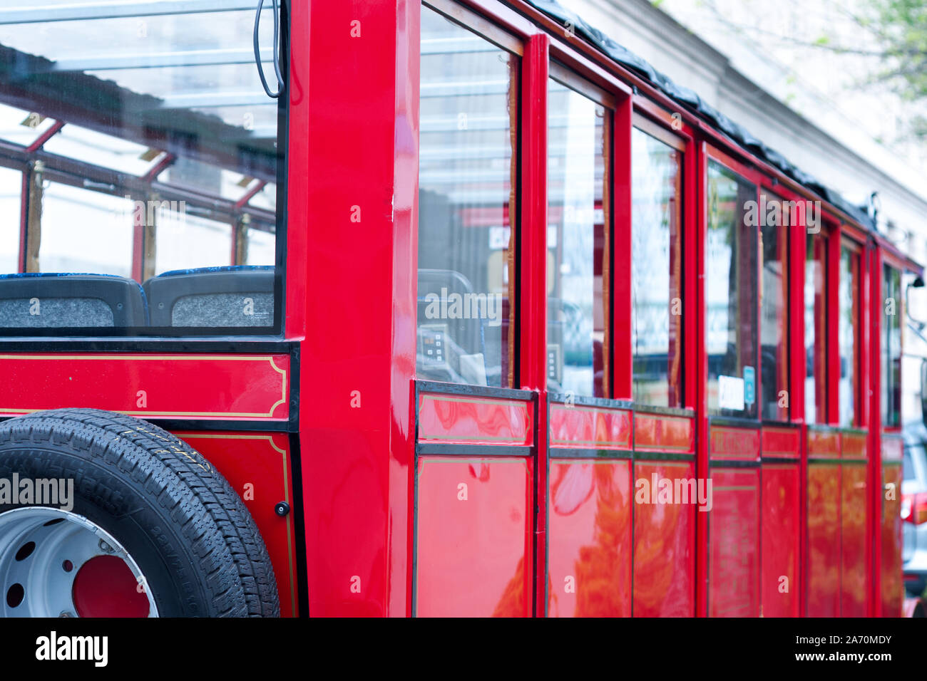 Dettaglio di un vintage rosso vuoto. tram vecchio stile di trasporto. autobus turistico Foto Stock