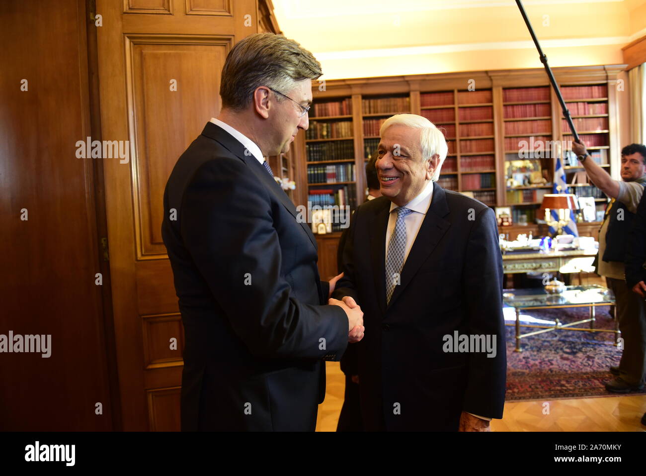 Stretta di mano del primo ministro della Croazia Andrej Plenkovic (sinistra) con il Presidente della Repubblica ellenica Prokopis Pavlopoulos (a destra). (Foto di Dimitrios Karvountzis/Pacific Stampa) Foto Stock