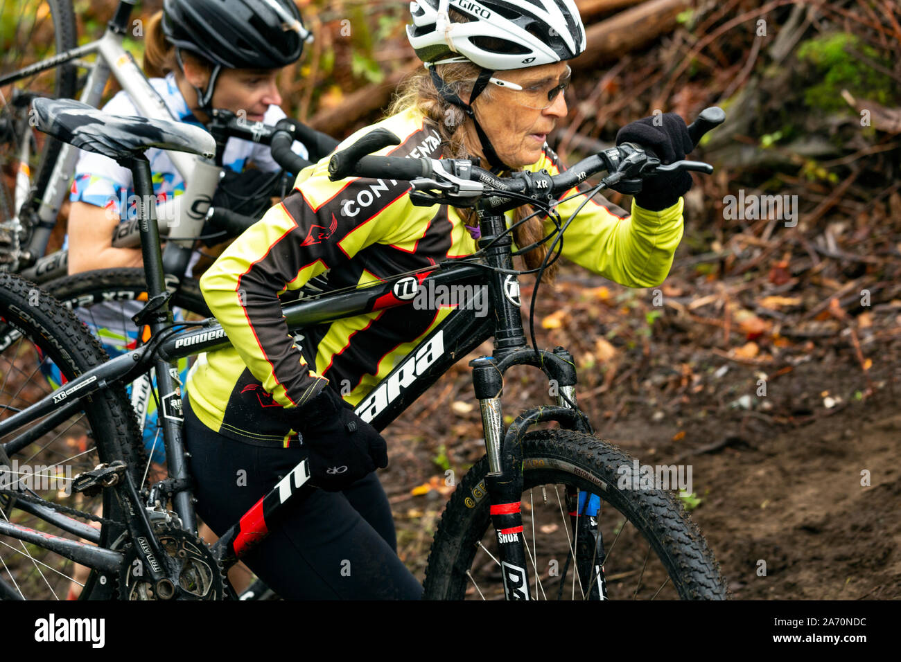 WA17369-00...Washington - Le donne della gara di ciclocross a Fort Stilacomb in Lakewood. Signor# S1 Foto Stock