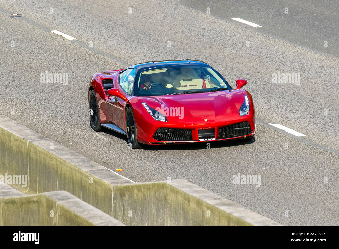 Red Ferrari 488 GTB vettura sportiva a 8 cilindri; UK traffico veicolare, trasporti, veicoli moderni, berline, Direzione sud sull'autostrada M6 a 3 corsie. Foto Stock