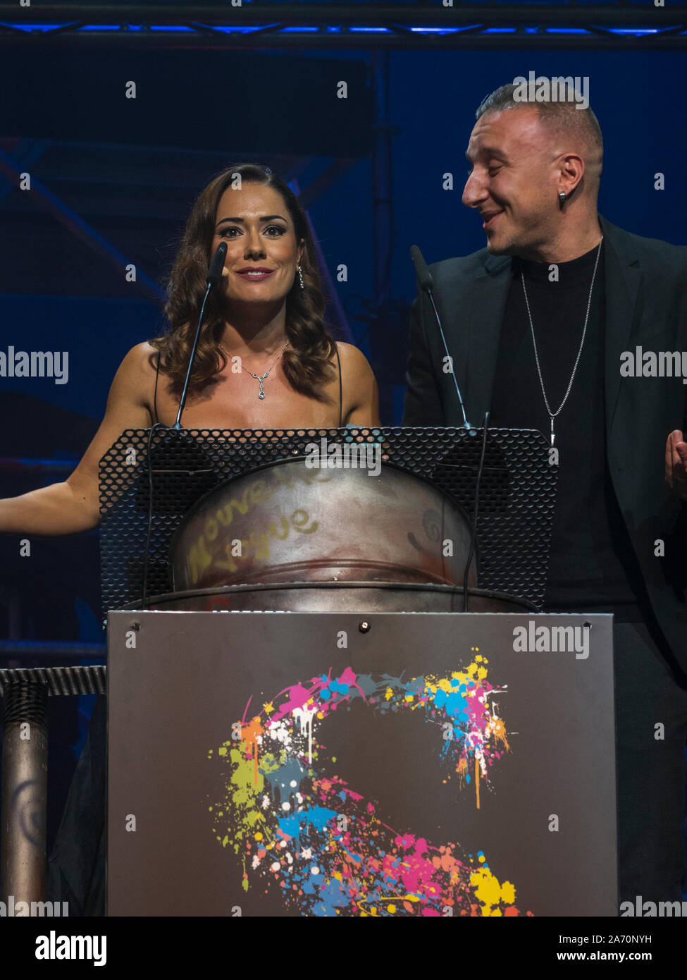 Basilio da Cunha, ganador del mejor largometraje de punto de Encuentro, protagonizó onu de los Momentos de confusión de la clausura junto a Eva Marciel. Foto Stock