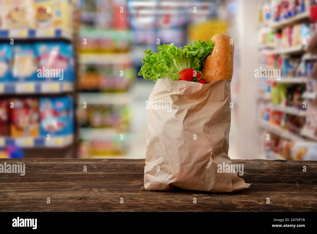 Per pulire la natura utilizzando carta pack quando lo shopping. Foto Stock