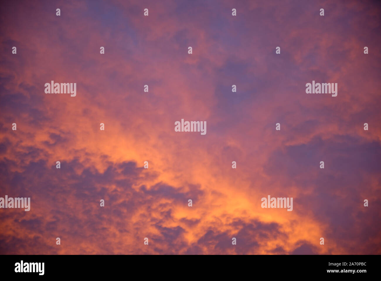 Una vivida e spettacolare la mattina presto del cielo. Una ricca gamma di viola, blu e arancio con nuvole. Foto Stock