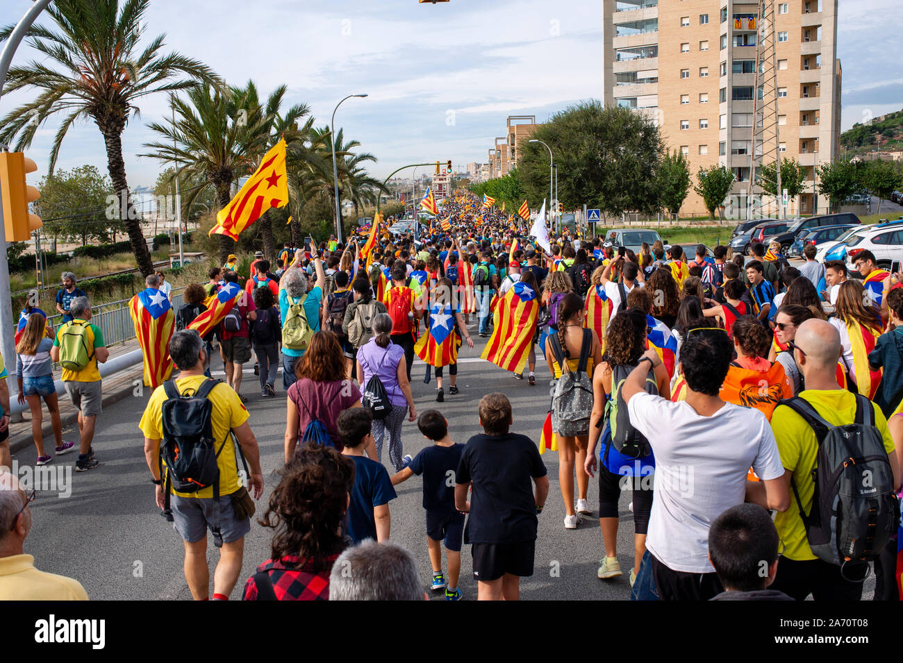 Persone marciando lungo la nazionale II e C31 autostrada nella provincia di Barcellona vicino a Badalona e Barcellona. Marche per la libertà sono state organizzate da catalano Assemblea nazionale come una manifestazione di protesta per le frasi dato al catalano prigionieri politici. Le marche sono arrivati a Barcellona il venerdì il 17 ottobre 2019. Foto Stock