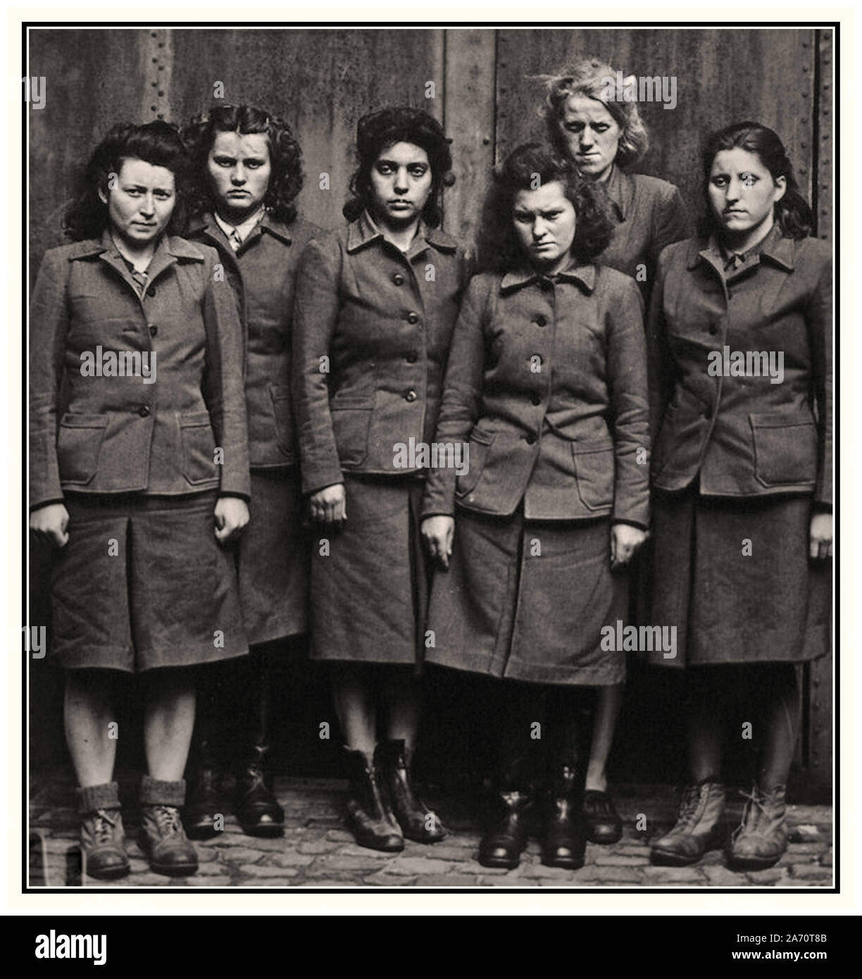 Vintage WW2 Belsen catturato SS naziste femmina guardie camp gruppo in Bergen-Belsen. Infamous brutale campo di concentramento, la scena di molti indescribably Crudeli esperimenti medici e brutali crimini violenti contro l umanità Belsen Germania 1945 Foto Stock