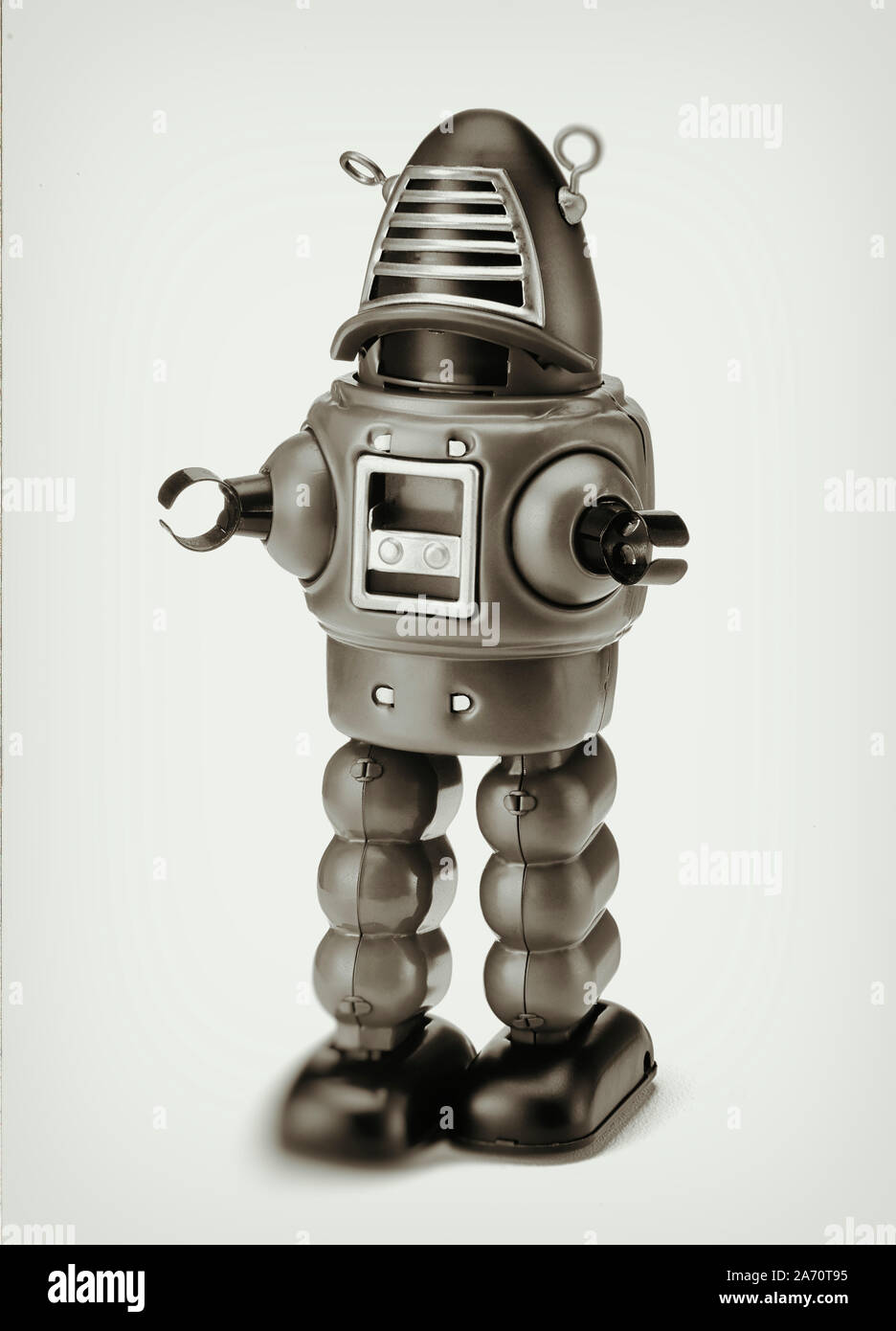 Immagine in bianco e nero di un giocattolo robot su uno sfondo semplice Foto Stock