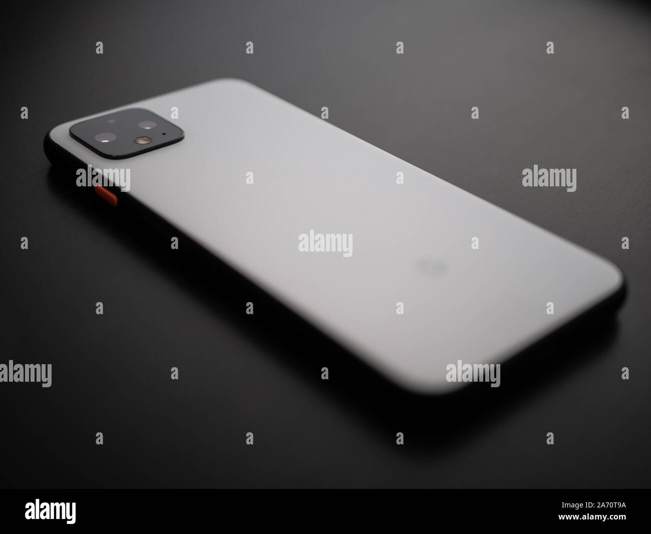 Regno Unito, ottobre 2019: Pixel 4 bianco smart phone close up della fotocamera su legno scuro desktop Foto Stock