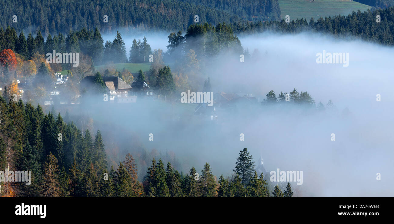 Vista theTitisee nella nebbia di mattina, con colline, Titisee-Neustadt, Foresta Nera, questo Land, Germania Foto Stock