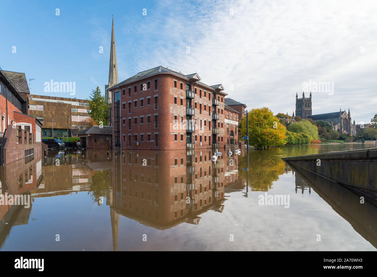 Livello di acqua alta sul fiume Severn portano a inondazioni nella città di Worcester, Worcestershire, Regno Unito Foto Stock