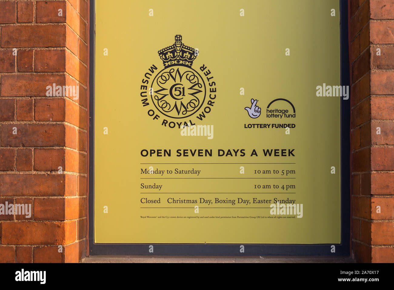 Segno per il museo del Royal Worcester Worcester, Worcestershire, Regno Unito impresse sulla finestra Foto Stock