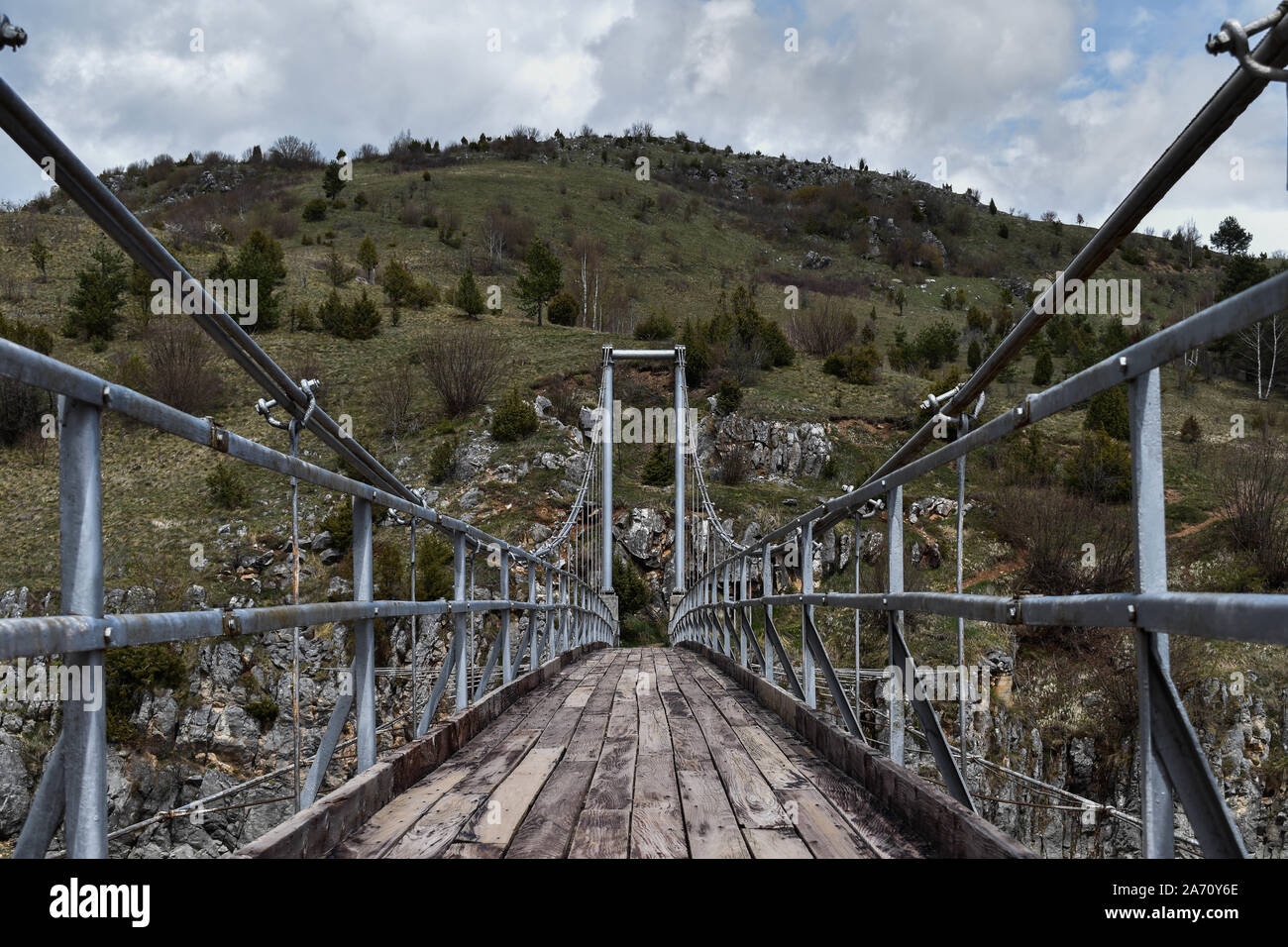 Attraversando a piedi il ponte (POV) sopra il fiume Uvac. Foto Stock