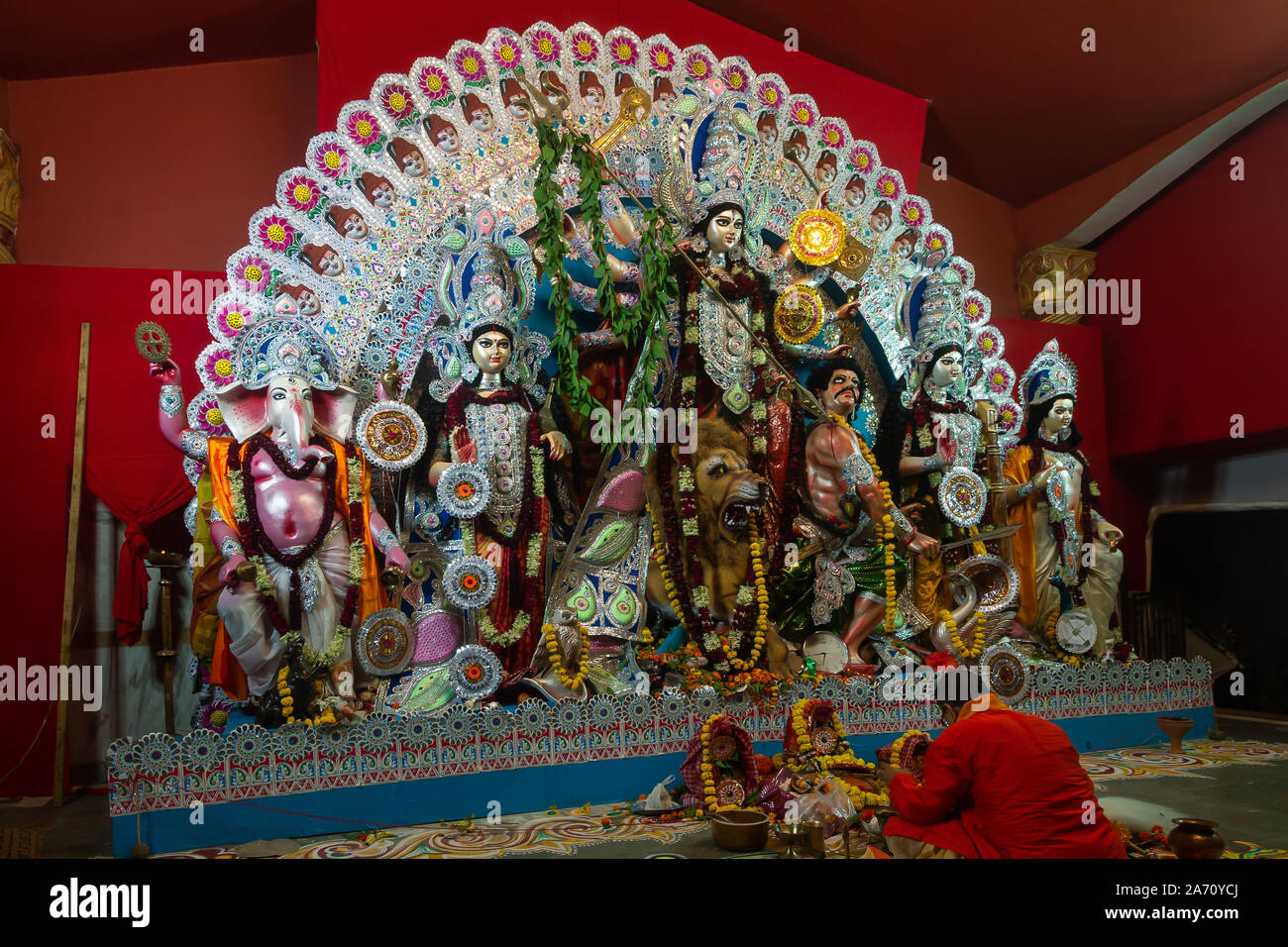 Matri Mandir Samity , B-2 Blocco , Safdurjung Enclave , New Delhi , India, Dt-05 Ott 2019.una vista di Durga Idiol In Puja Pandal Foto Stock