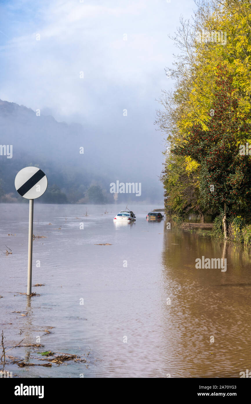 Auto bloccata in acqua di inondazione sulla B4234 accanto al fiume Wye in Gloucestershire/Herefordshire border su 28.10.2019 nr Lydbrook inferiore, Gloucestershire Foto Stock