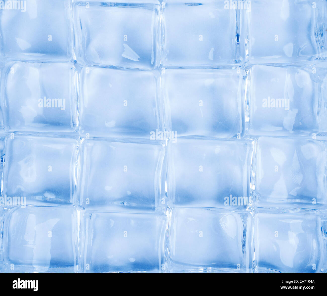 Un gruppo di cristalli su uno sfondo blu Foto Stock