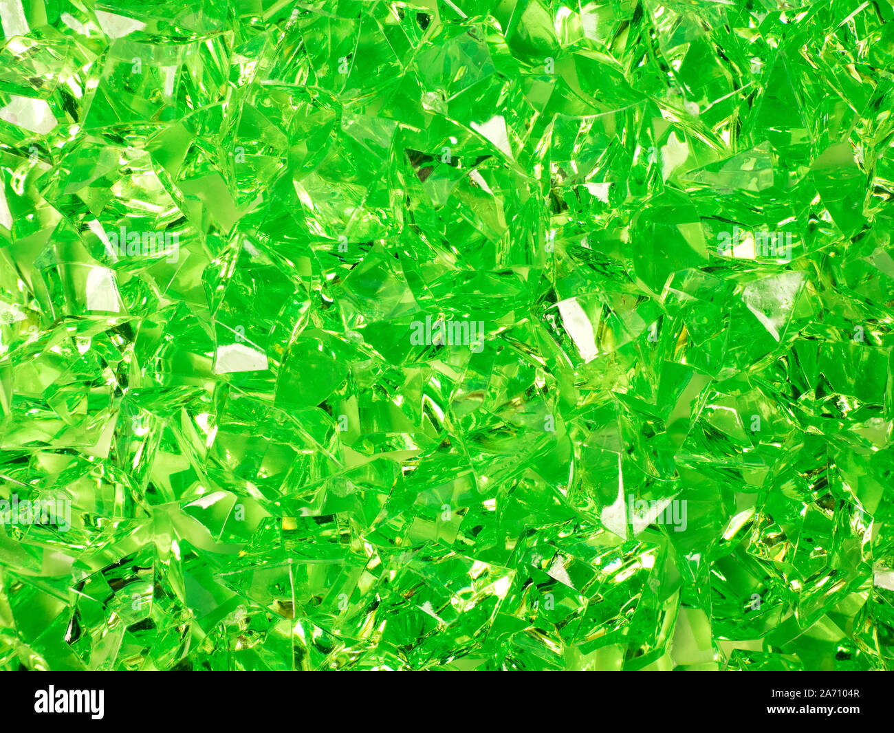 Un gruppo di cristalli su uno sfondo verde Foto Stock