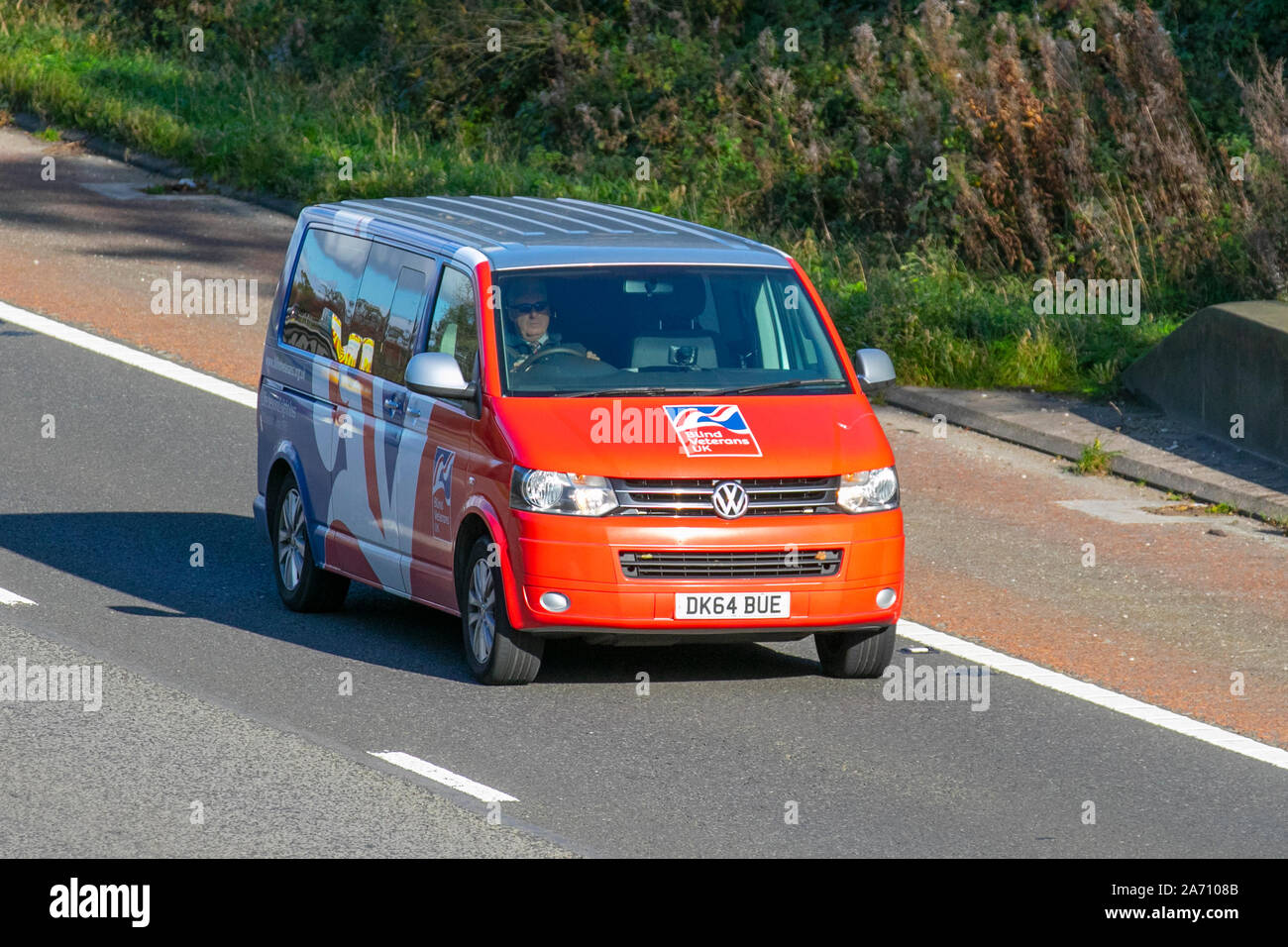 2014 Volkswagen Transporter Bluebird Auto Camper Bus conversione Tran-Er Volkswagen T30Se 140Tdi LW A; VW Volkswagen; Regno Unito il traffico veicolare, trasporti, veicoli moderni, carrozze salone, sud-legato sulla corsia di 3 M6 motorway autostrada. Foto Stock