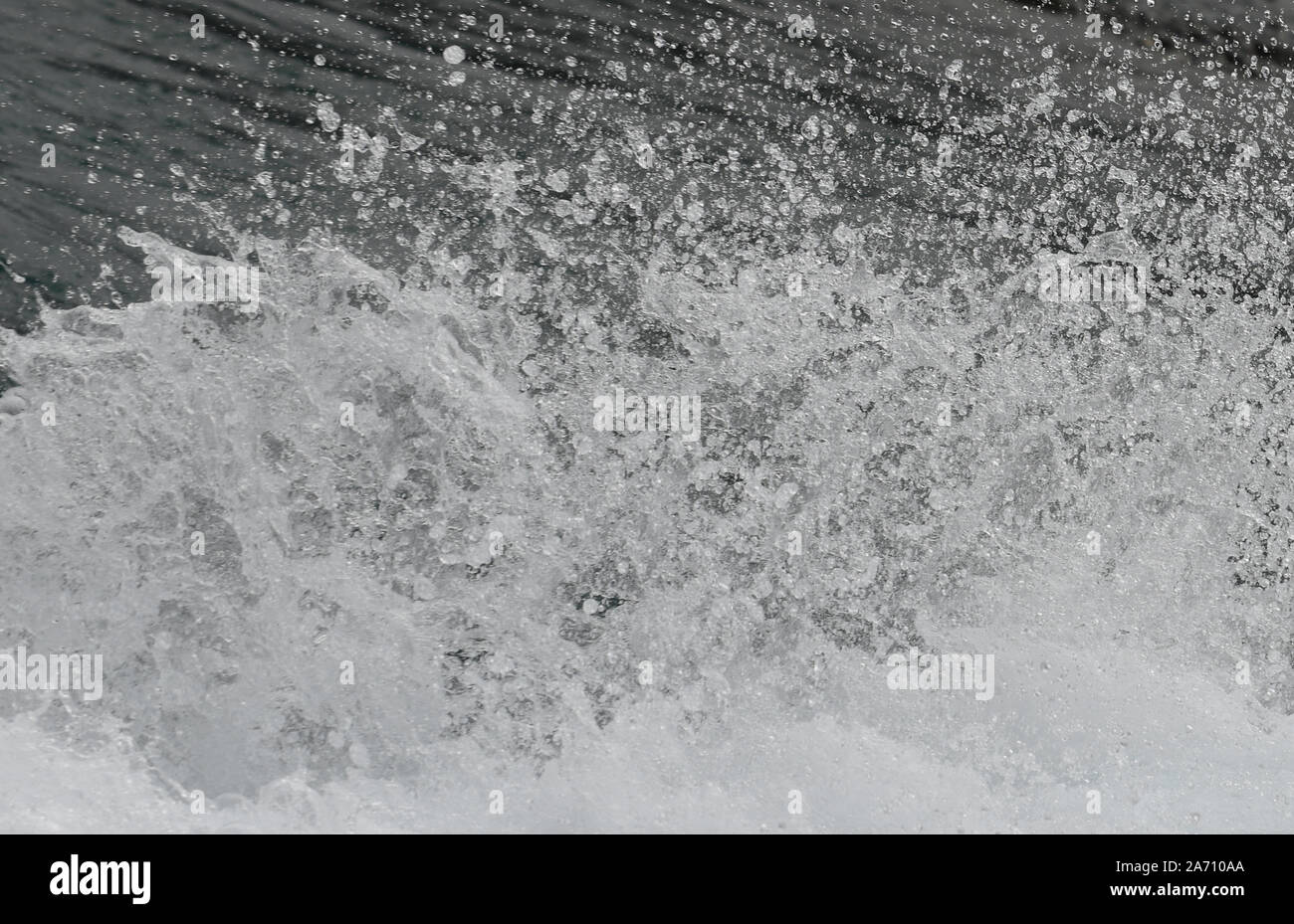 Sullo sfondo di uno spruzzo di acqua e le goccioline di acqua a sinistra sulla scia di una jet boat Foto Stock