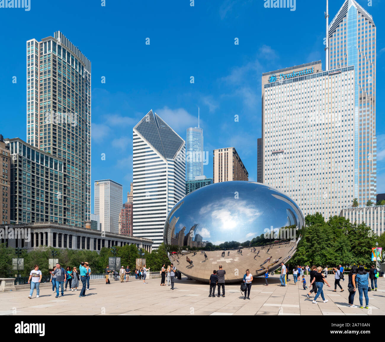 Anish Kapoor 'Cloud Gate' scultura in Millennium Park con lo skyline del centro cittadino dietro, Chicago, Illinois, Stati Uniti d'America Foto Stock