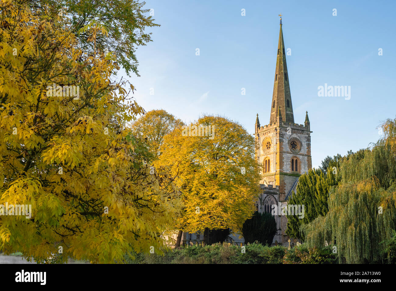 La Chiesa della Santa Trinità e alberi d'autunno. Stratford upon Avon, Warwickshire, Inghilterra Foto Stock