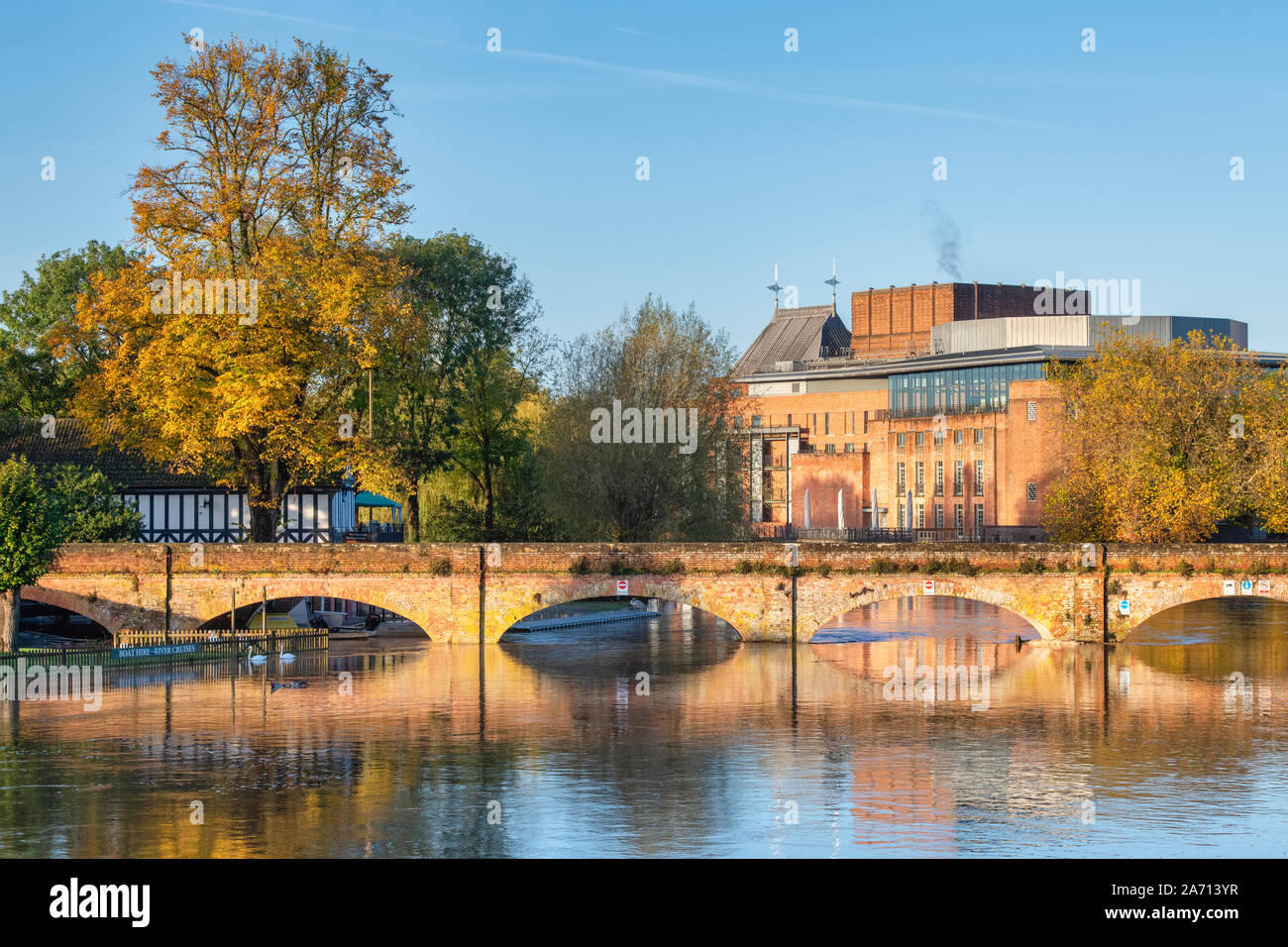 Tramvia ponte che attraversa il fiume allagata Avon su una mattina di autunno. Stratford Upon Avon, Warwickshire, Inghilterra Foto Stock