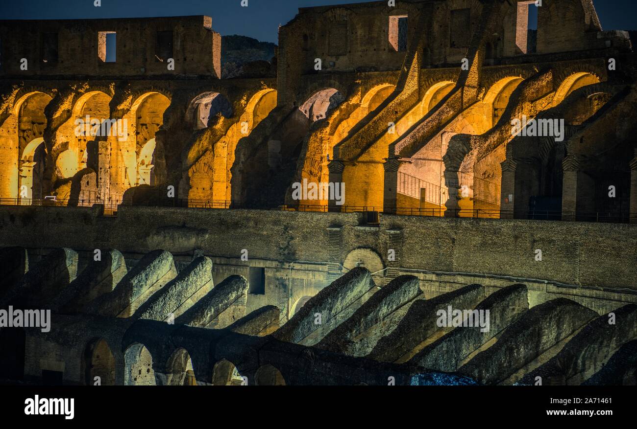 Il Colosseo o il Colosseo o Anfiteatro Flavio di notte. Roma, Italia. Foto Stock
