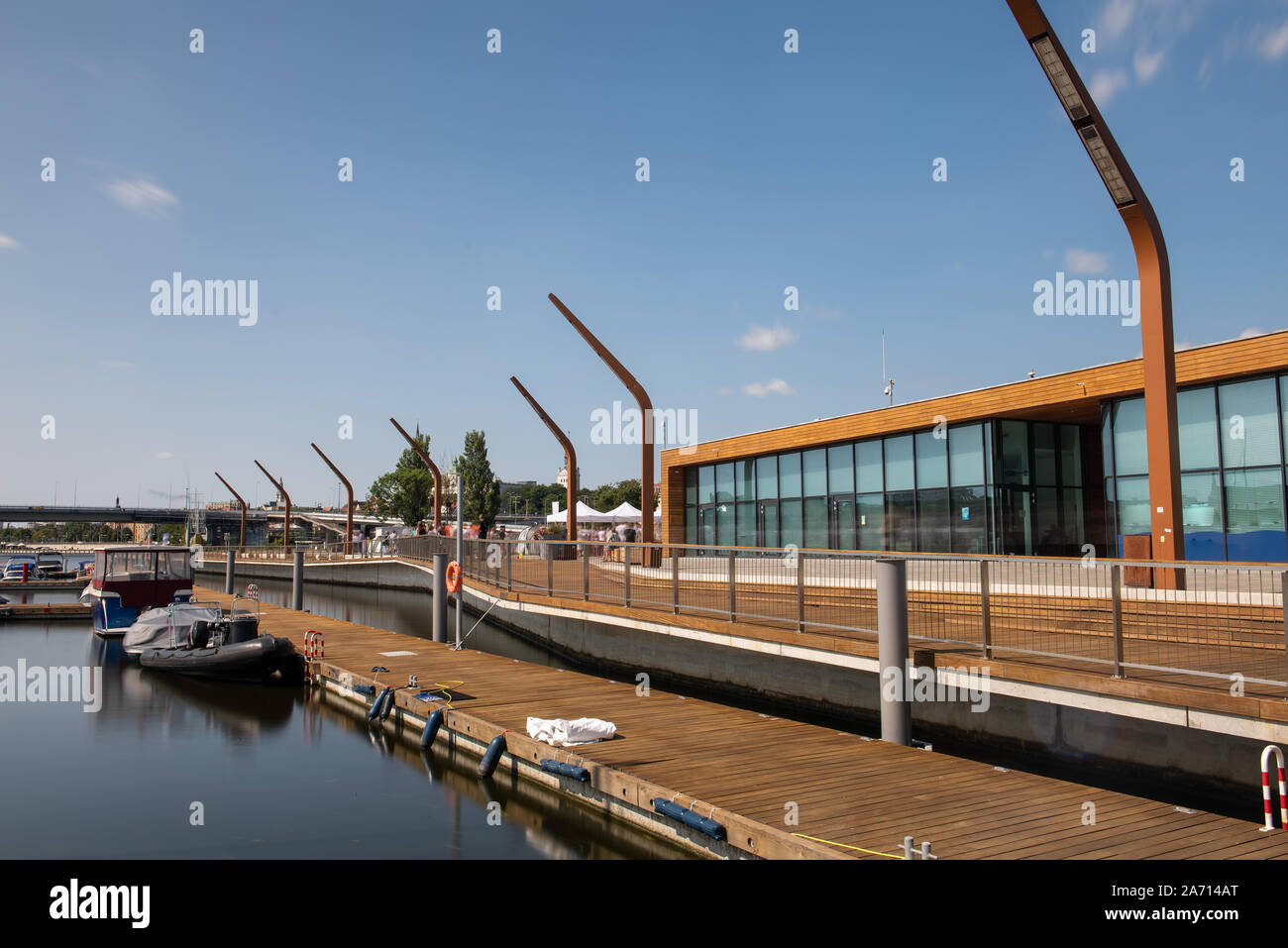 Moderno in legno e marina club edificio in Szczecin, Polonia. Barche, motoscafi ormeggiati presso la banca. Foto Stock