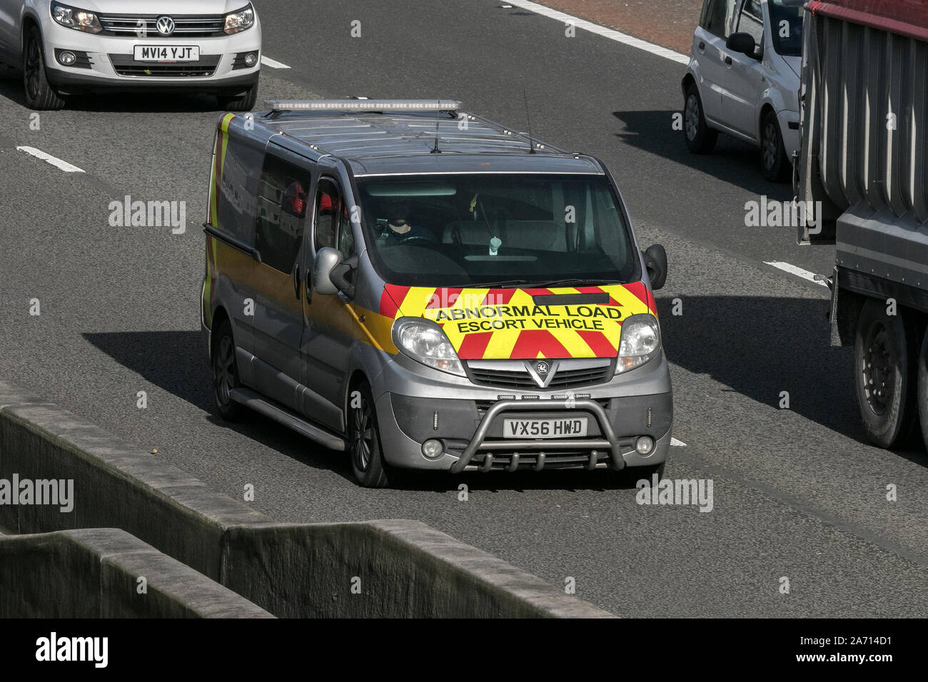 Carico anormale escort veicolo vauxhall vivaro Foto Stock