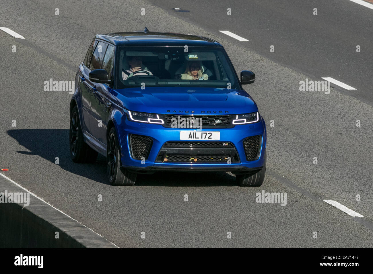 2018 blu Land Rover Range Rover Sport SVR S/C; Viaggiare sulla autostrada M6 vicino a Preston nel Lancashire, Regno Unito Foto Stock