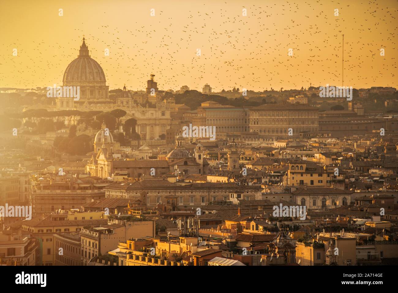 Roma e la Città del Vaticano uno scenario panoramico durante il tramonto. Foto Stock