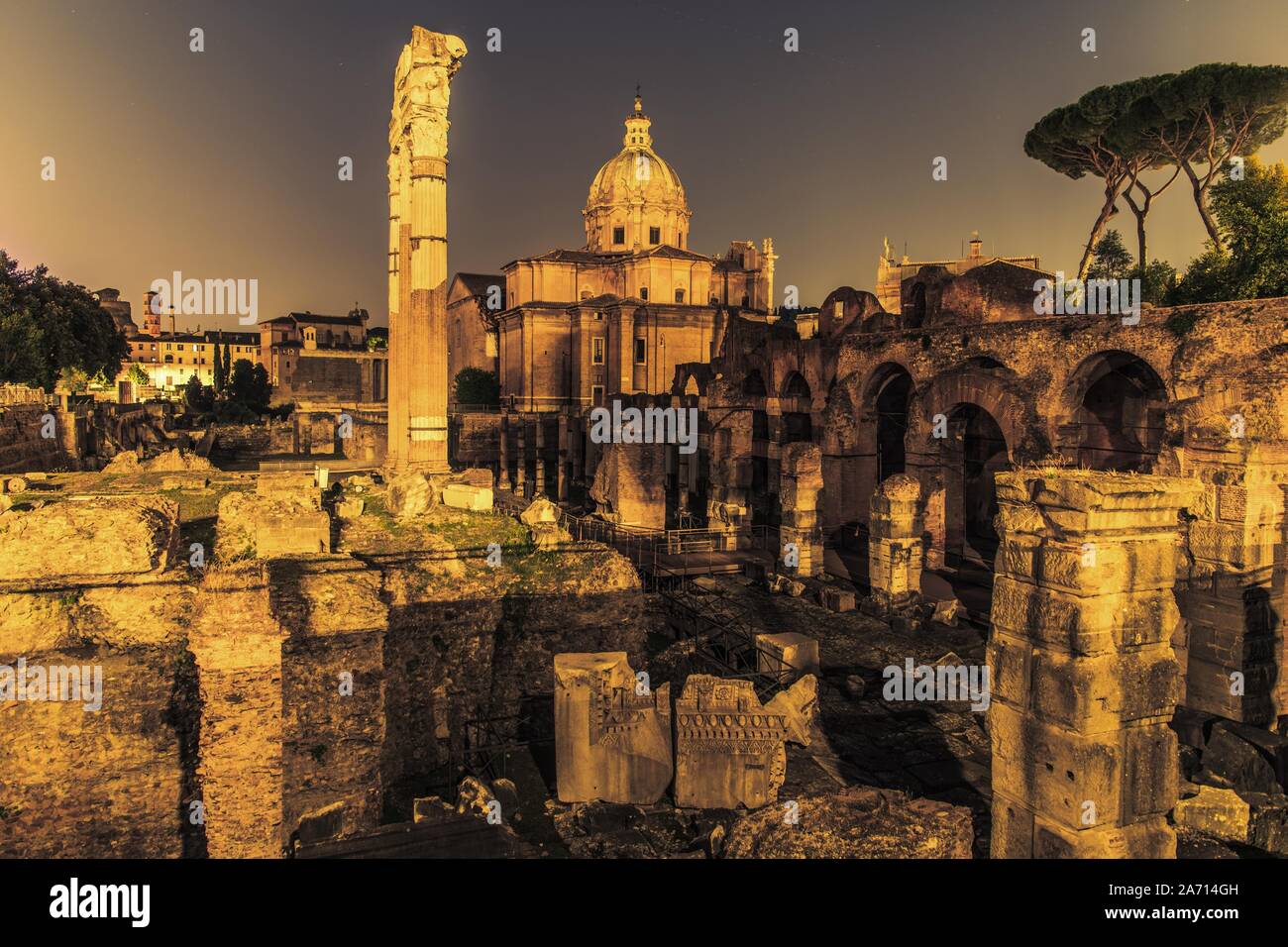 Foro Romano rovine di notte. Antichi edifici governativi nel centro di Roma, Italia. Foto Stock