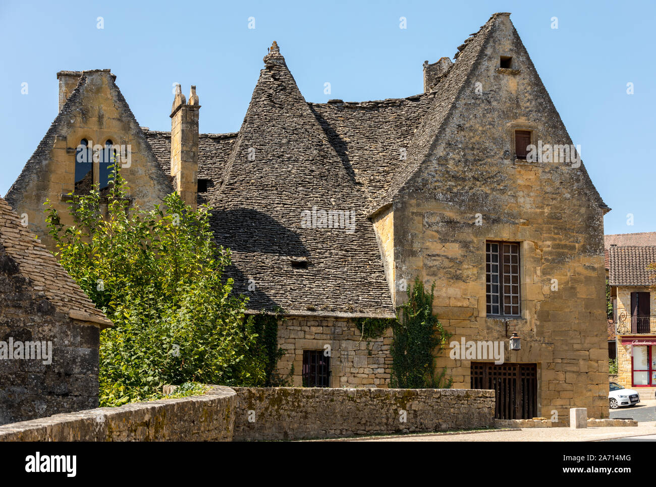 Saint Genies è un incantevole villaggio; tra Montignac e Sarlat. Al centro del villaggio è un bellissimo complesso costituito dalla chiesa di Notre Foto Stock