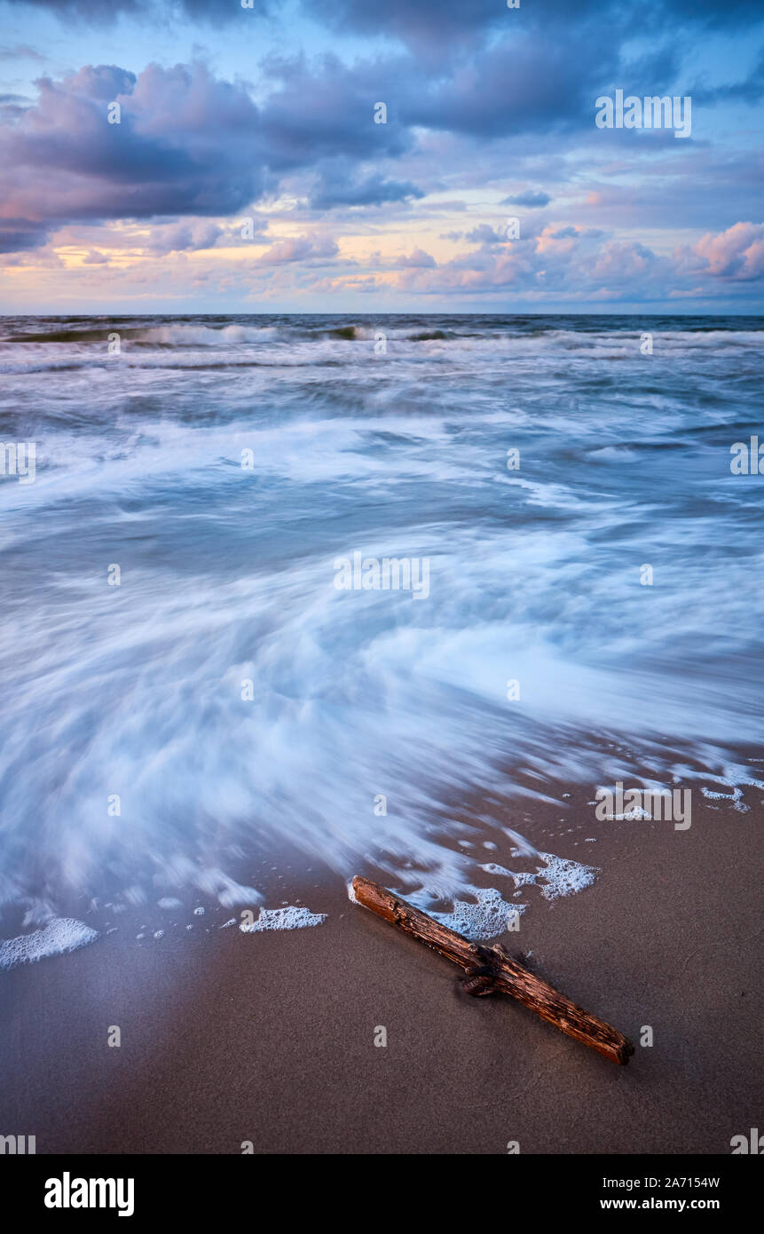Scenic tramonto su una spiaggia in Miedzyzdroje, tempo di esposizione lungo, Polonia. Foto Stock