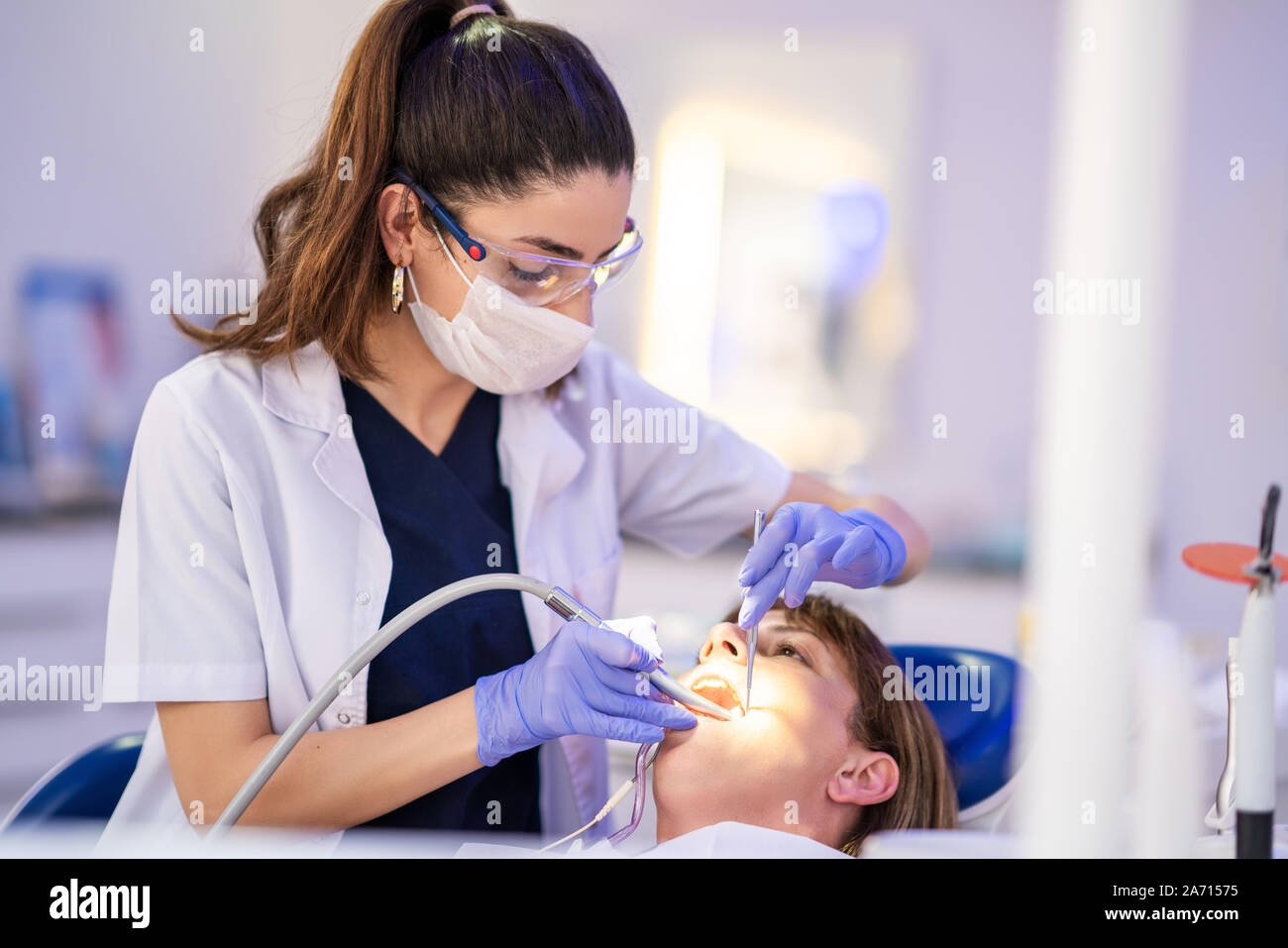La donna è ottenere il trattamento dentale in una clinica dentale. Foto Stock