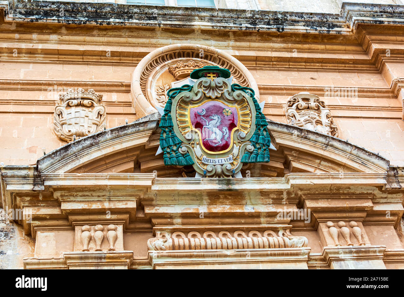 Colorato stemma dell arcivescovo sopra l'ingresso principale al la Cattedrale di San Paolo a Mdina, Malta. Foto Stock