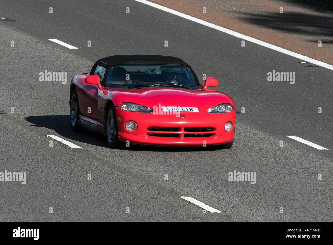 1994 red Chrysler Viper; Viaggiare sulla autostrada M6 vicino a Preston nel Lancashire, Regno Unito Foto Stock