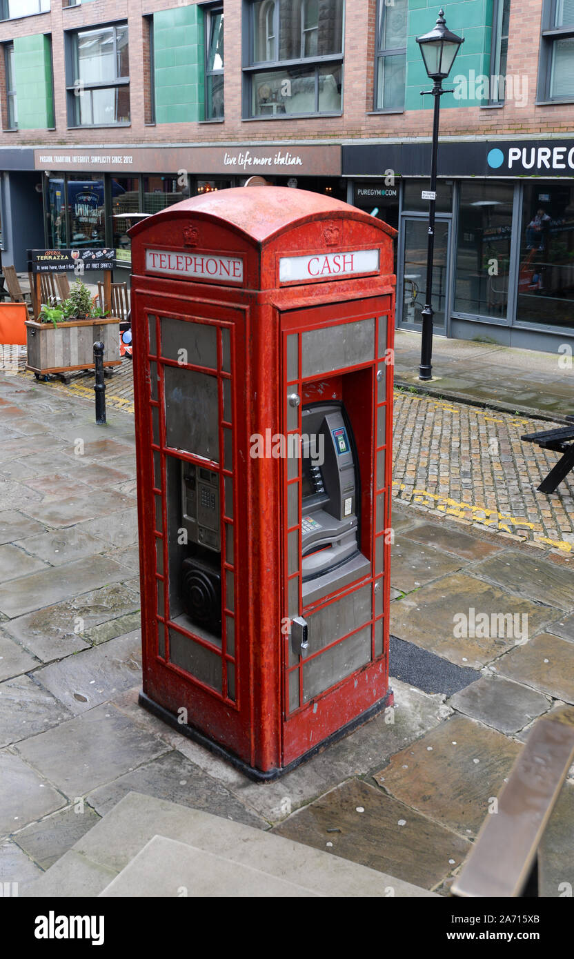 Telefono rosso box convertita ad agire come un bancomat con un telefono a pagamento Foto Stock