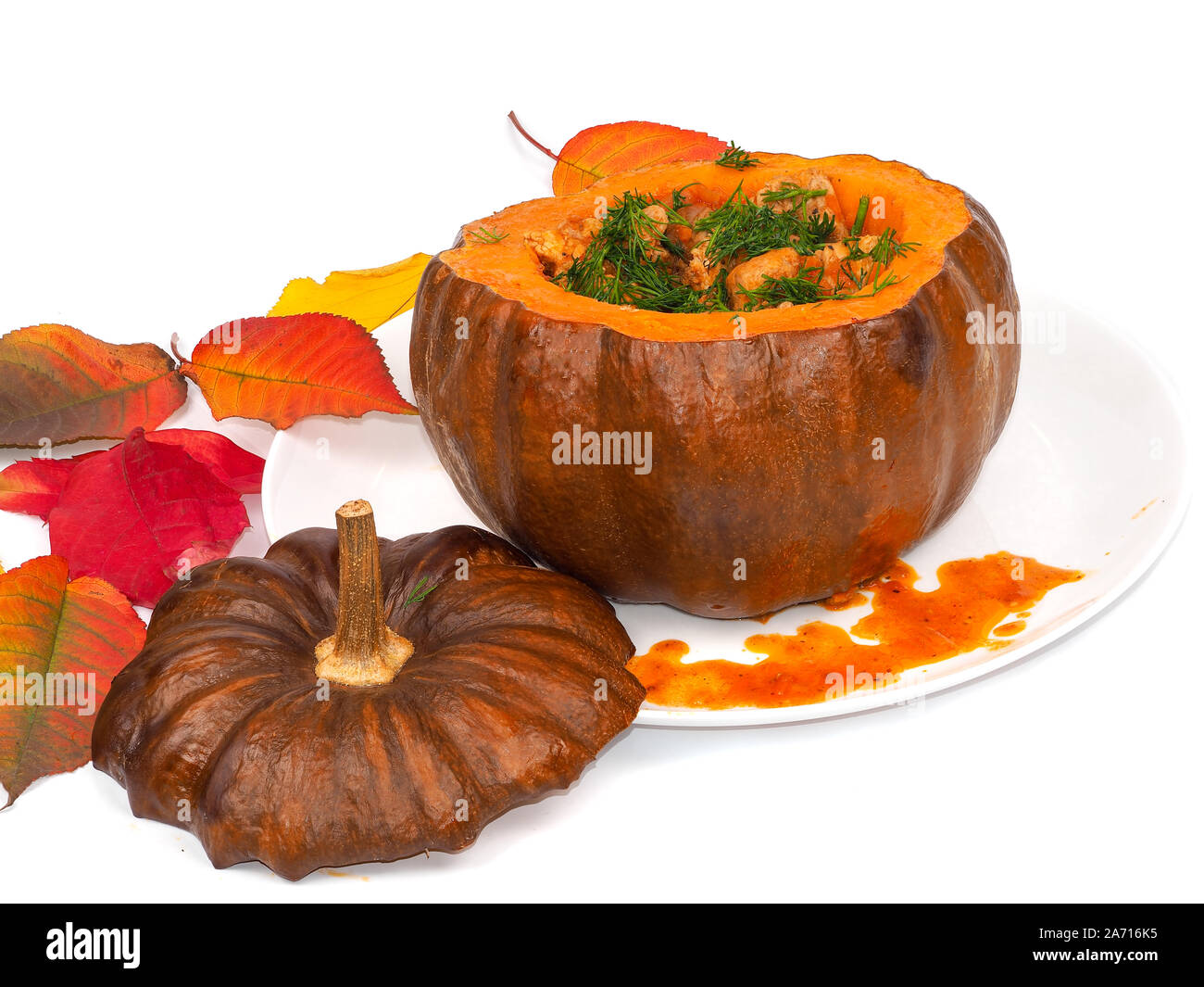 Zucca al forno con carne, di pomodoro e le erbe aromatiche Foto Stock