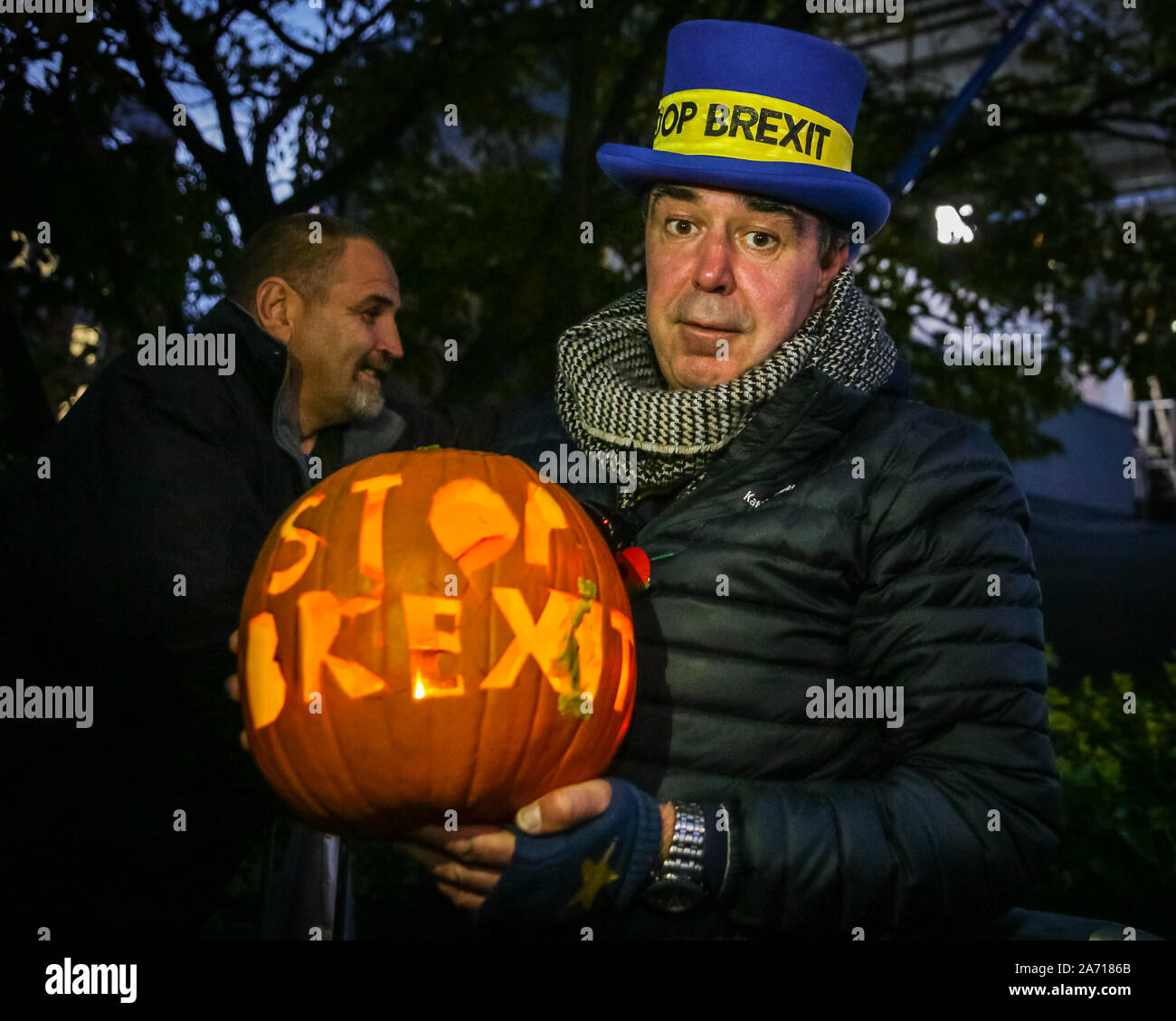 Londra, UK, 29 ott 2019. Westminster 'Stop Brexit Man' Steven Bray con incisa la zucca. Un manifestante ha scolpito una speciale di 'Stop' Brexit Zucca di Halloween. Credito: Imageplotter/Alamy Live News Foto Stock