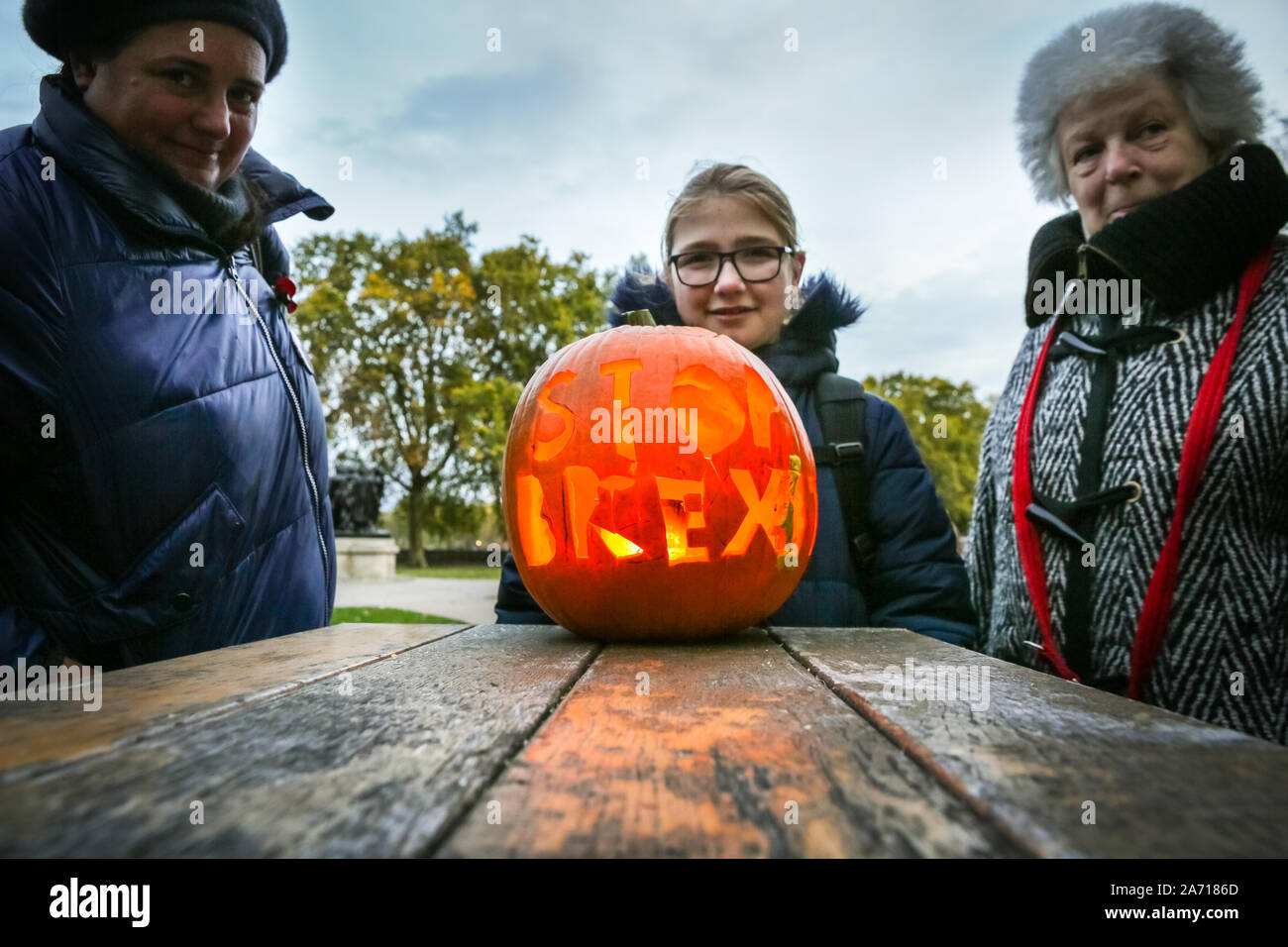 Londra, UK, 29 ott 2019. I passanti curiosamente guardare la zucca intagliata. Un manifestante ha scolpito una speciale di 'Stop' Brexit Zucca di Halloween. Credito: Imageplotter/Alamy Live News Foto Stock