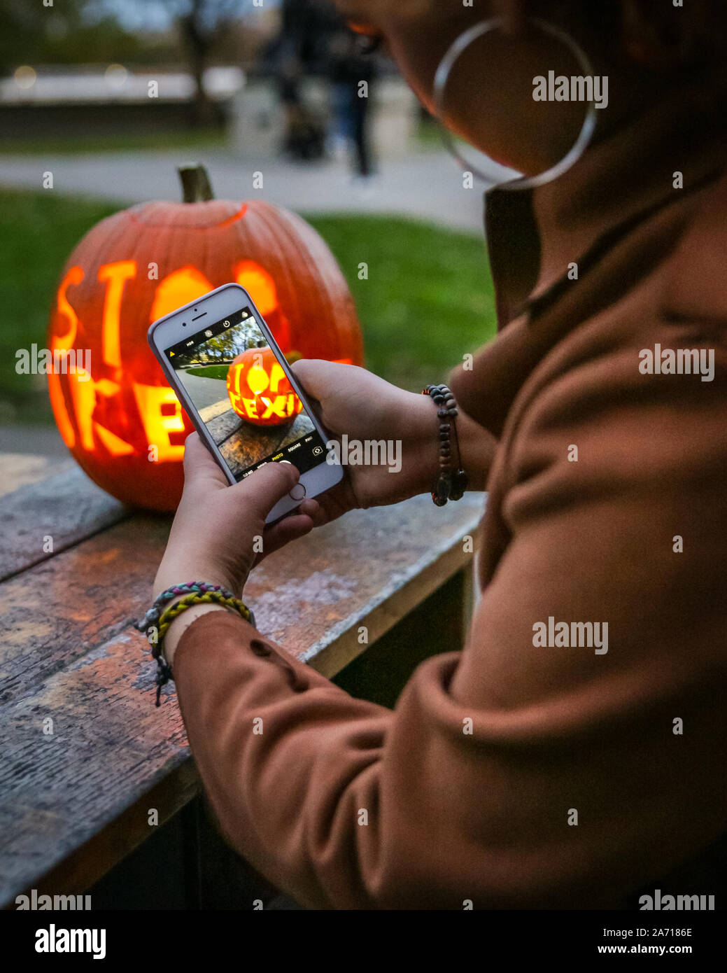 Londra, UK, 29 ott 2019. Un passante prende scatti di zucca. Un manifestante ha scolpito una speciale di 'Stop' Brexit Zucca di Halloween. Credito: Imageplotter/Alamy Live News Foto Stock