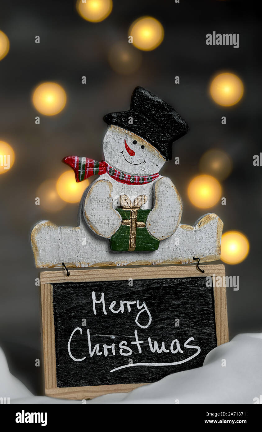 Un pupazzo di neve in legno augura Buon Natale Foto Stock