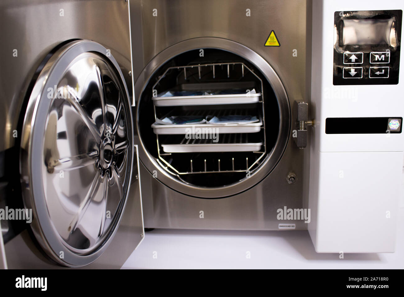 La sterilizzazione di strumenti medicali in autoclave. Attrezzature per la pulizia sterili di lavoro strumenti medicali. Foto Stock